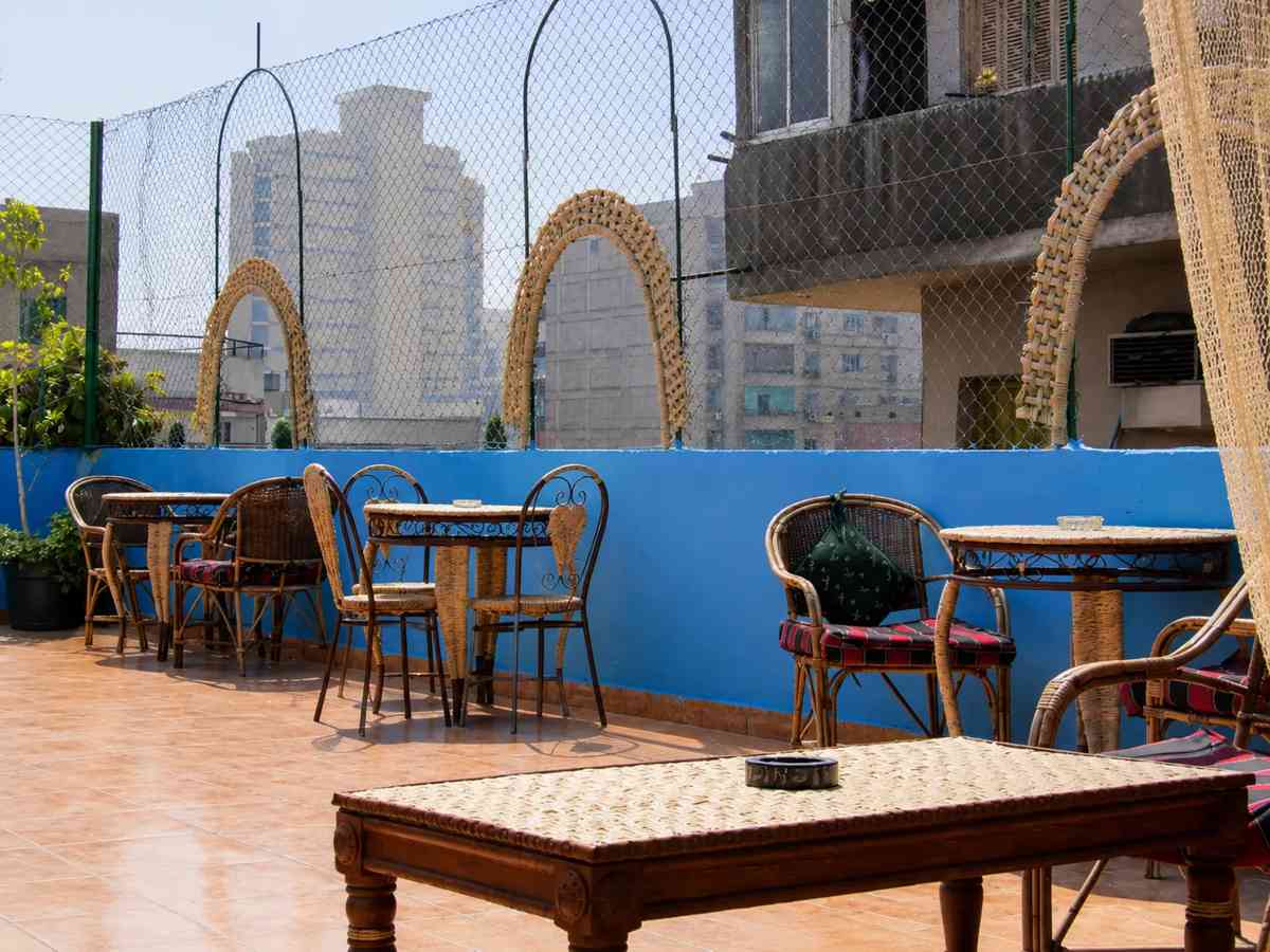 تراس السطح ومنصة الشمس في نزل ليالي العرب