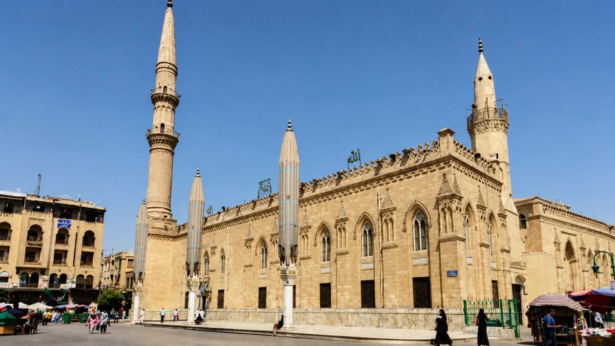 مسجد الحسين وميدانه في القاهرة الإسلامية